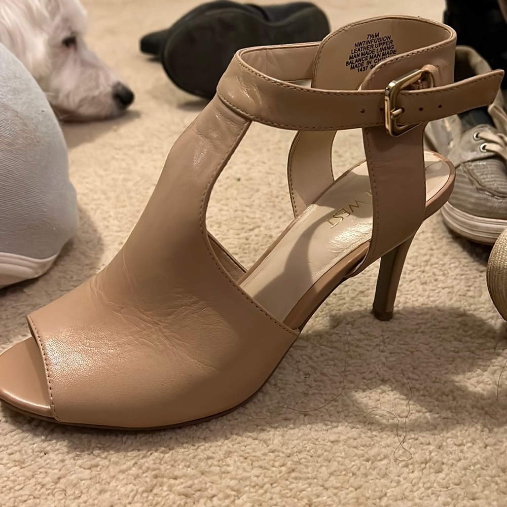 Nine West Ladies 2.5 in heels. Color is Nude, size 7.5 Med. good condition